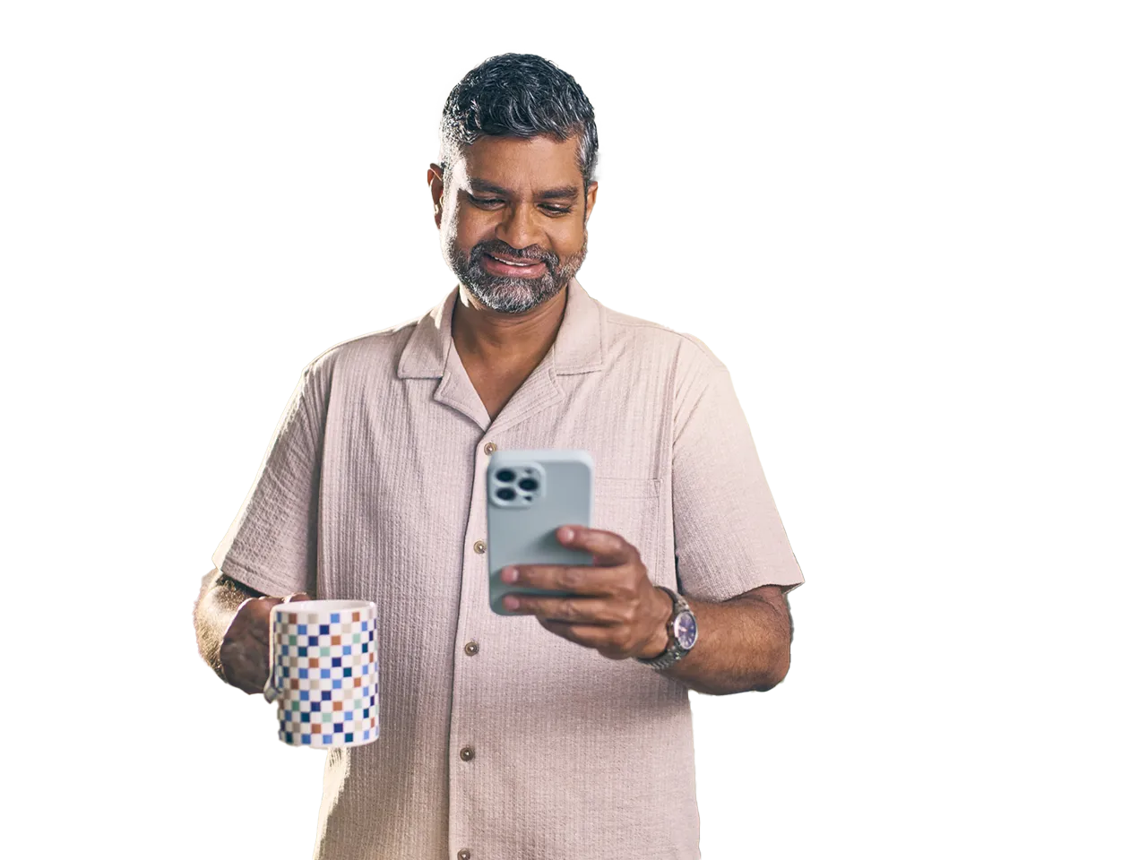 hombre revisando su teléfono