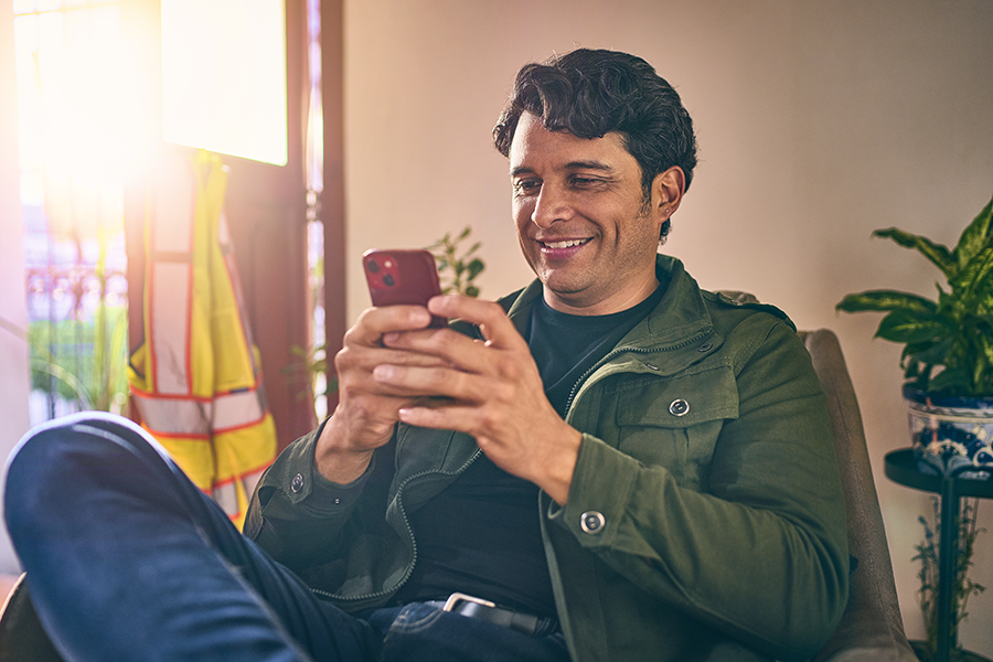 hombre mirando hacia abajo a su teléfono
